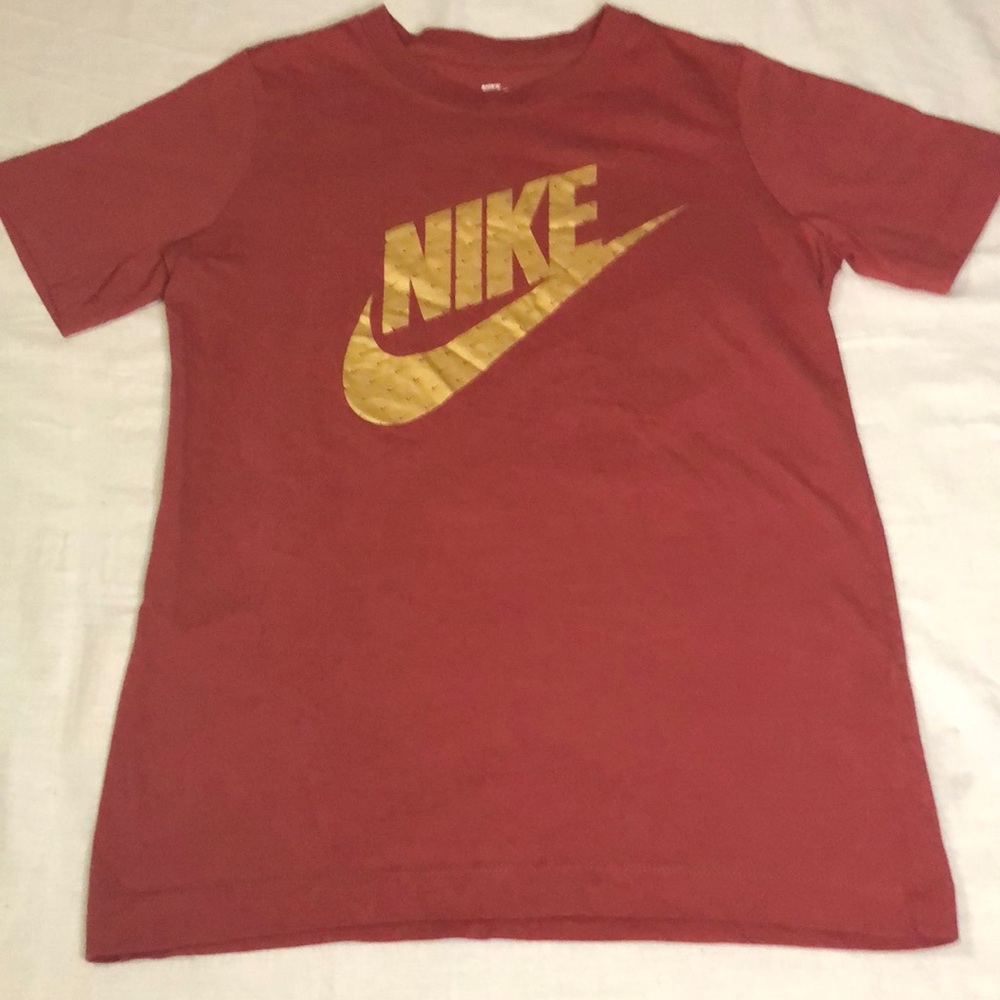 Nike t-shirt sleeve boys size medium